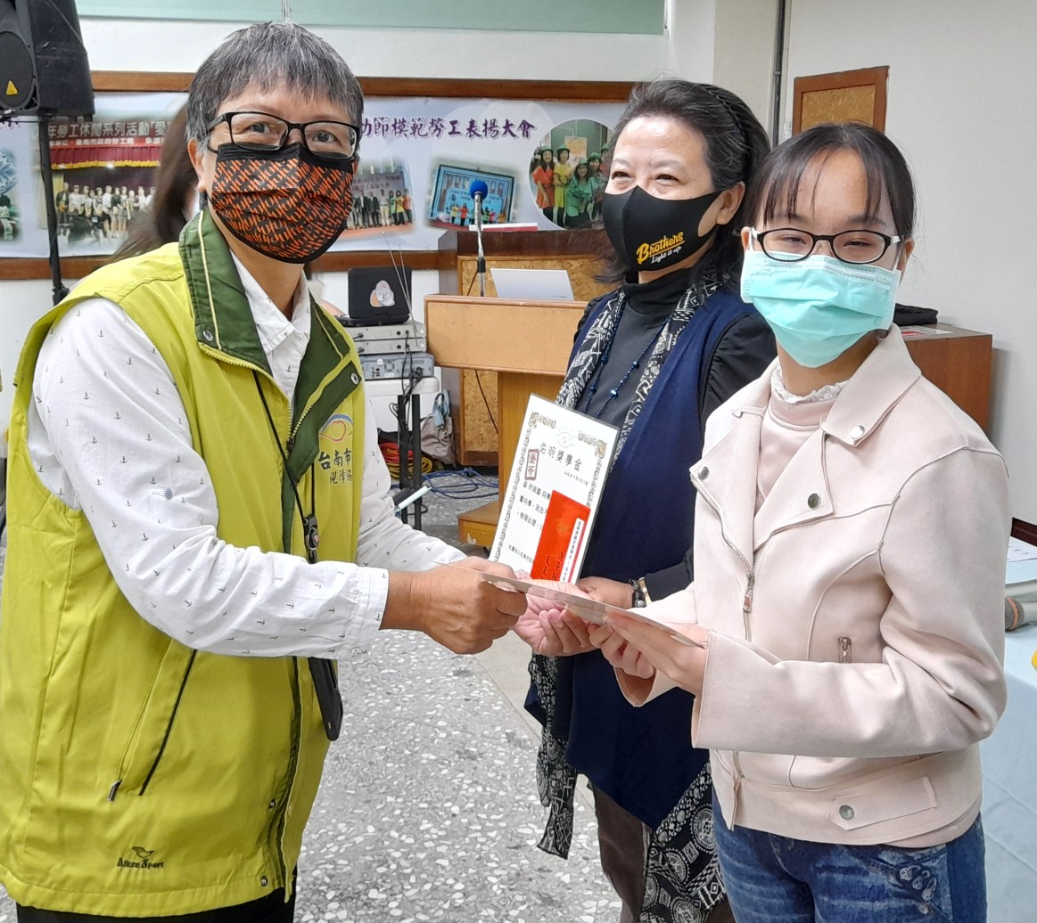 廖常務監事頒發獎勵金