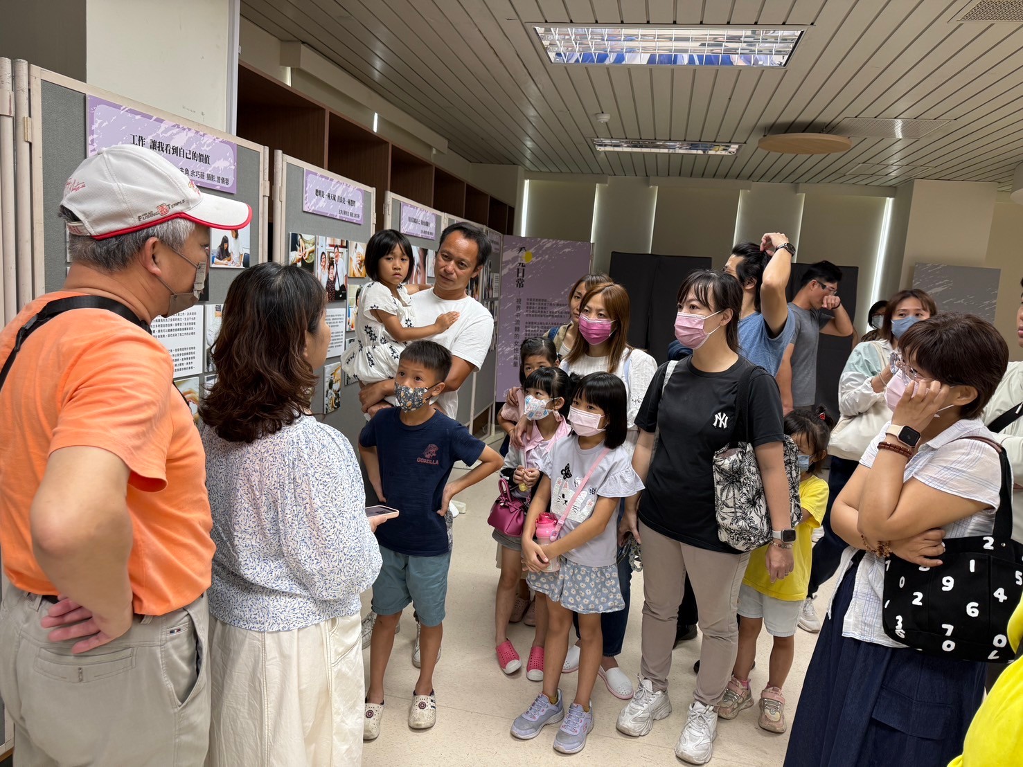 許多家長帶著孩子來參觀展覽