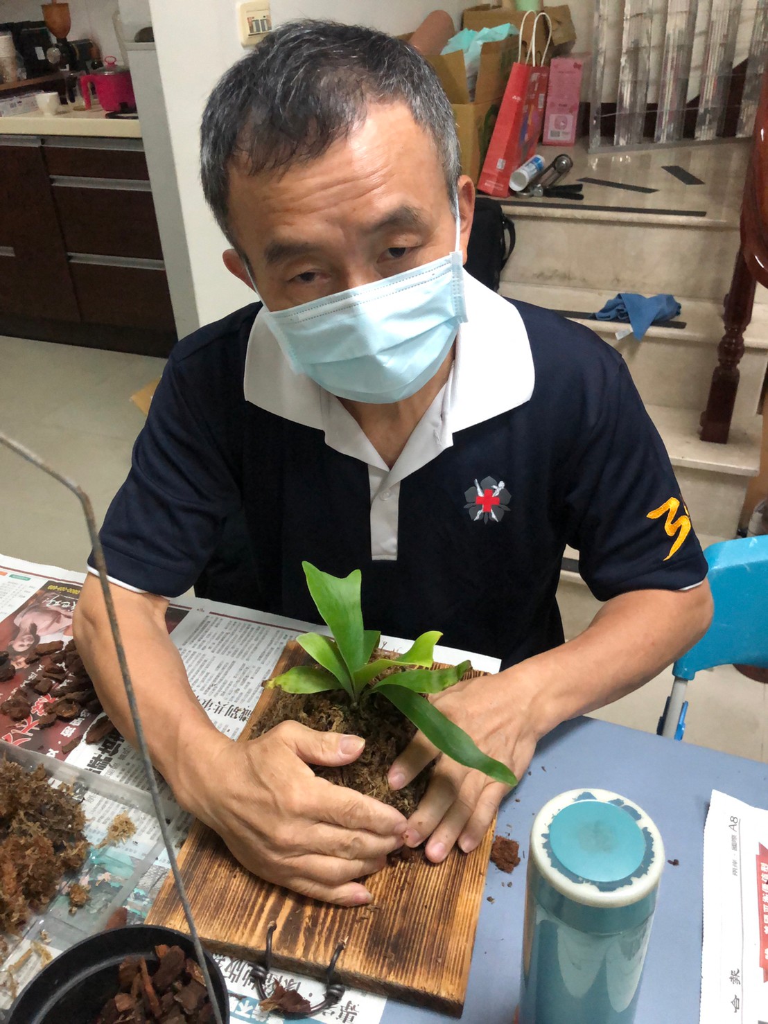 雙手、春泥、種子以及滿滿的呵護心，視障者一樣可以打造綠意盎然的空間美學，2024在春暖花開的季節，展開一系列『植物』專題課程，帶領大家用雙手感受泥土的田園詩意，開展花團錦簇、春滿人間的新氣象。