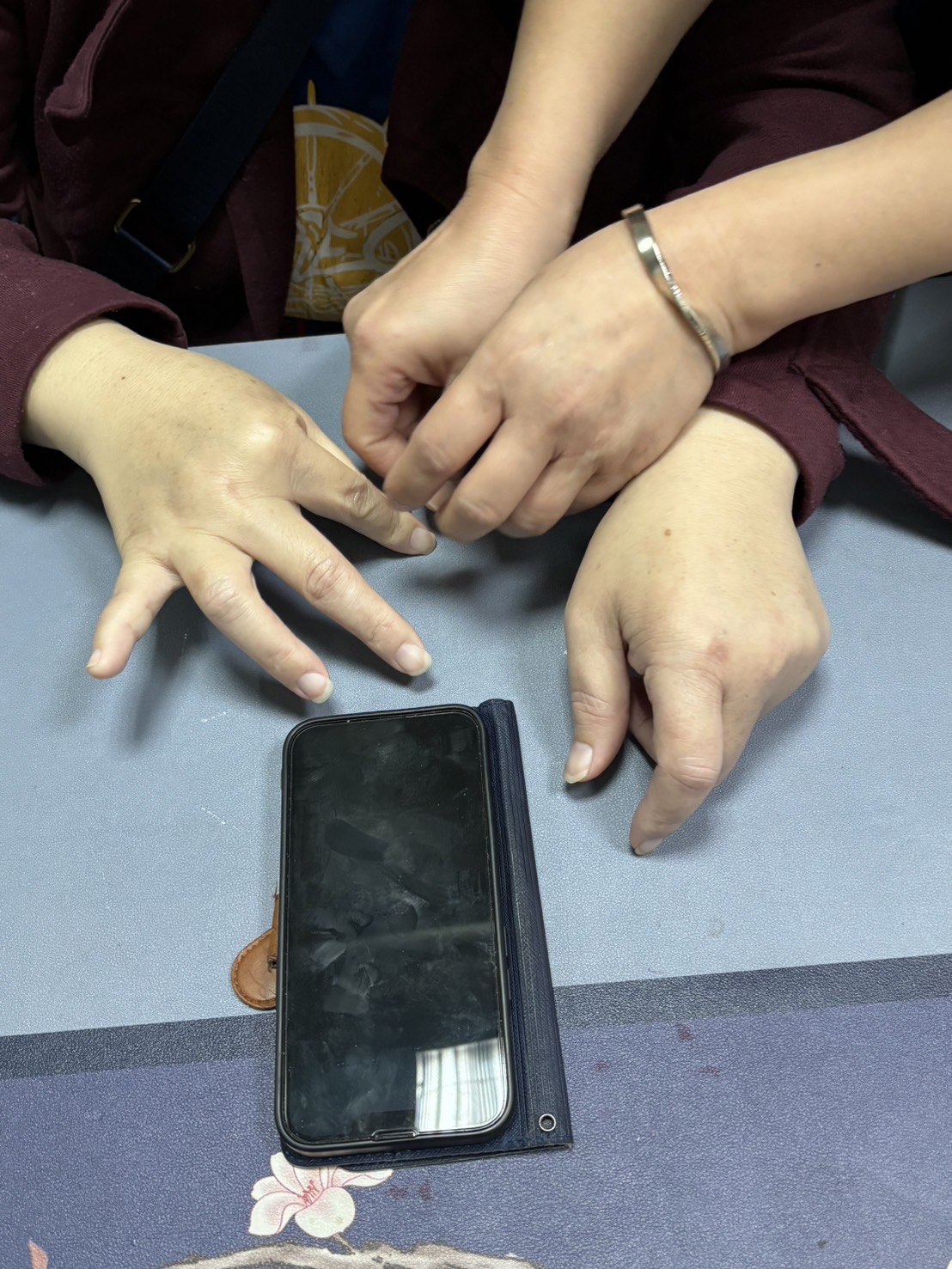 透過學習語音助理、手勢觸動螢幕和盲用APP，發送訊息、查找資訊、加入社群互動，優化視障者的生活職能，上帝關上靈魂之窗，藉由數位學習，打開精彩的生活大門。