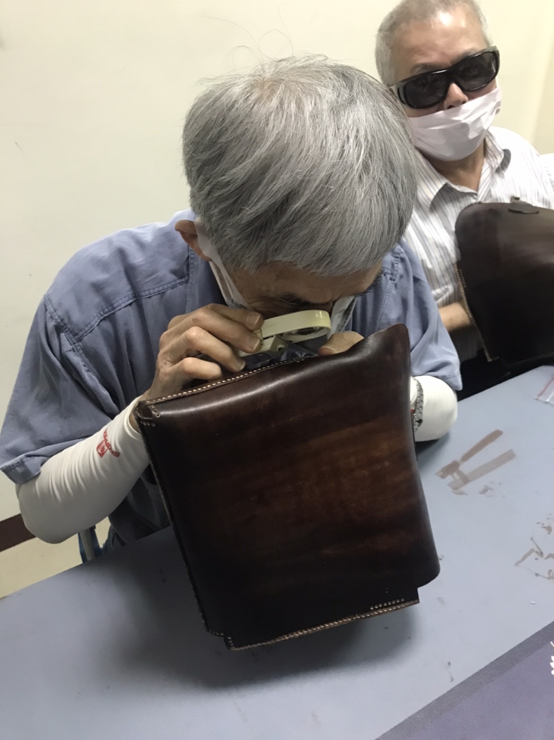 經過障礙友善的材料包設計、口述引導，從上色、穿縫、背帶扣環鑲嵌崁入，即使是全盲視障者，都能同享手作之樂，更增添他們的信心與成就感。